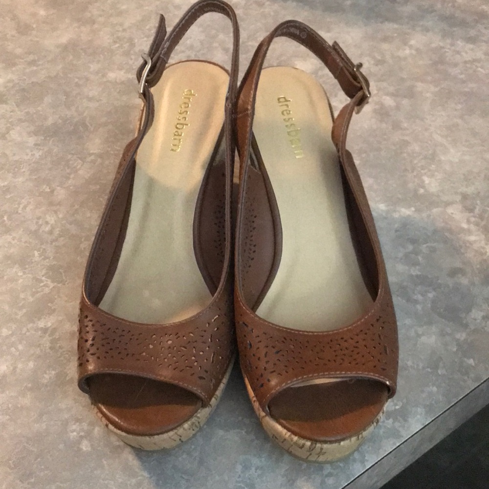 New Dressbarn Sandy Wedge -7.5